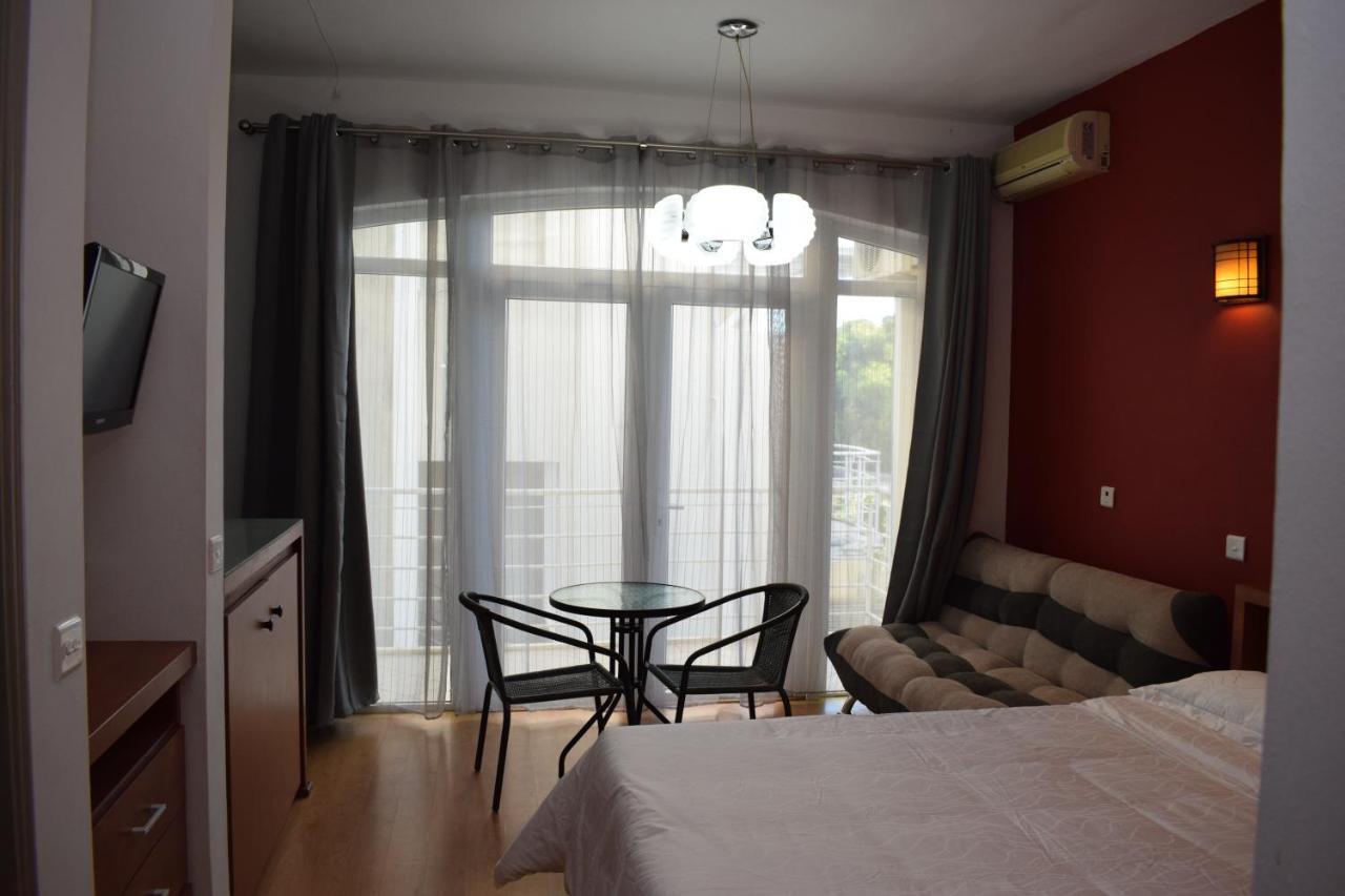 Ocean Drive Studio - Opposite The Beach Grand Baie Exterior photo