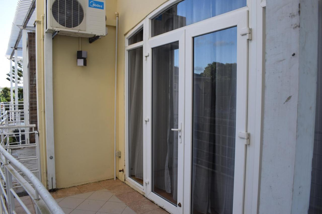 Ocean Drive Studio - Opposite The Beach Grand Baie Exterior photo
